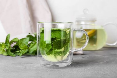 Masada bir bardak nane çayı, yakın plan.