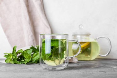 Masada bir bardak nane çayı.