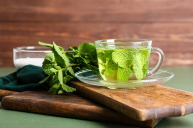 Ahşap tahtada bir bardak lezzetli nane çayı.