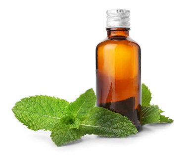 Beyaz arka planda taze naneli kozmetik şişesi.