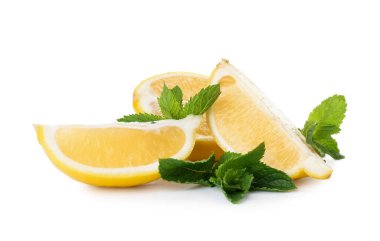 Beyaz zemin üzerinde nane yaprakları olan taze limon dilimleri