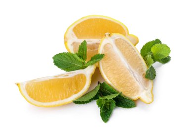 Beyaz zemin üzerinde nane yaprakları olan taze limon dilimleri