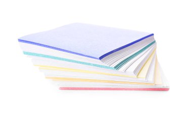 Beyaz arka plan üzerinde renkli yapışkan notlar