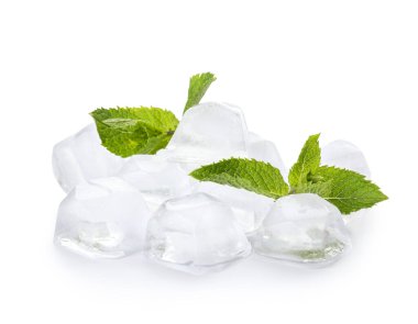 Beyaz zemin üzerinde buz küpleri olan taze nane yaprakları.