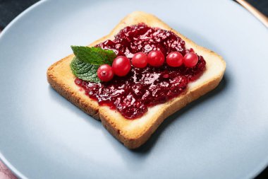 Kaplama tost ve kızılcık reçeli, yakın plan.