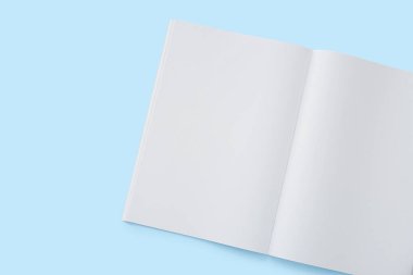 Mavi arka planda boş dergi
