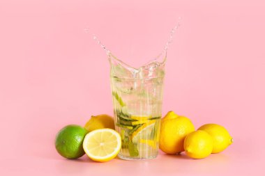 Renkli bir bardak taze limonata.