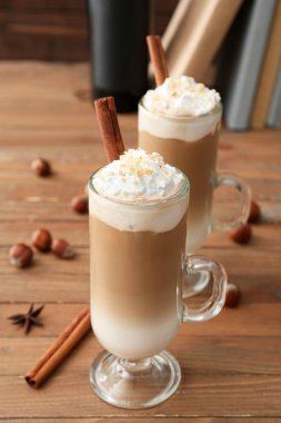 Ahşap arka planda fındıklı bir bardak lezzetli latte.