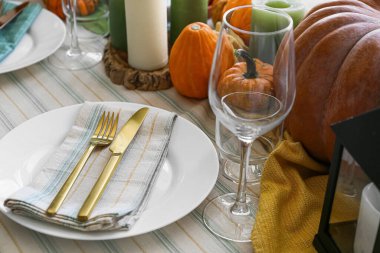 Odada taze balkabakları ve mumlarla güzel bir masa, yakın plan.