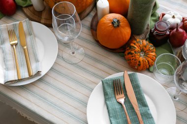 Odada taze balkabakları ve mumlarla güzel bir masa, yakın plan.