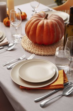 Odada taze balkabağı ve sonbahar masası.