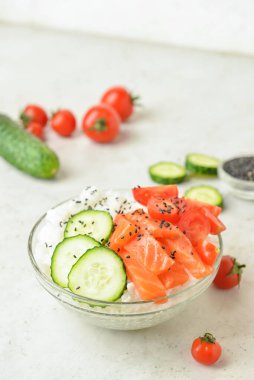 Hafif arka planda lezzetli dürtme kasesi