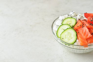 Hafif arka planda lezzetli dürtme kasesi