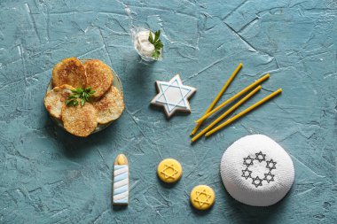 Renk arkaplanında Hanuka 'nın farklı sembolleri