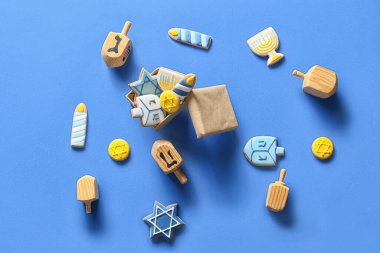 Hanuka kutlaması ve renk arkaplanı için lezzetli kurabiyelerle dolu bir kutu.