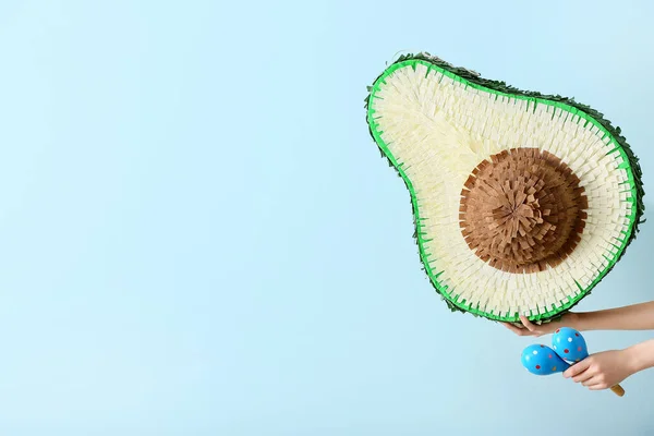 Mujer Sosteniendo Piñata Mexicana Maracas Sobre Fondo Color —  Fotos de Stock