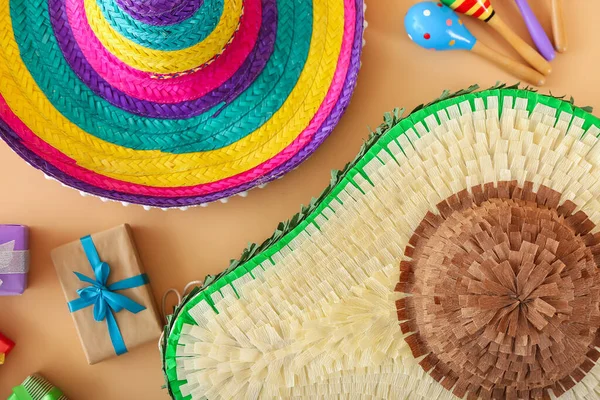 Pinata Mexicana Com Chapéu Sombrero Maracas Presentes Sobre Fundo Cor — Fotografia de Stock