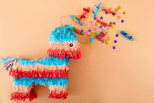 Pinata Mexicana Forma Cavalo Com Doces Confetes Sobre Fundo Cor — Fotografia de Stock