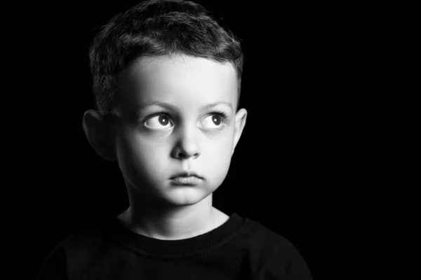 Черно Белый Портрет Милого Маленького Мальчика Темном Фоне — стоковое фото