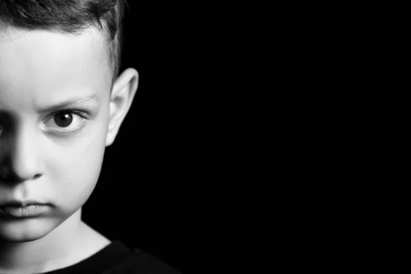 Черно Белый Портрет Злого Маленького Мальчика Темном Фоне — стоковое фото
