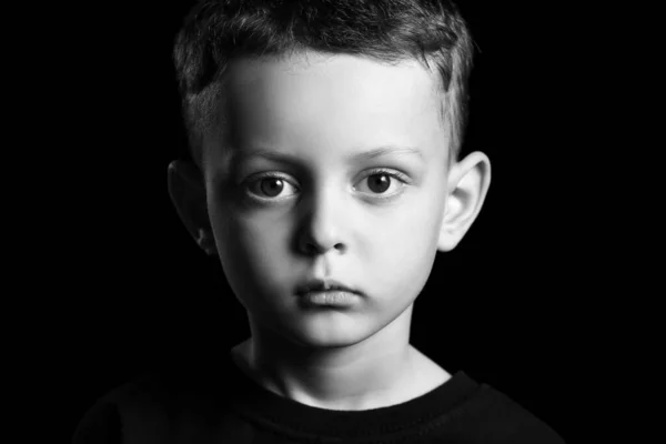 黑白肖像可爱的小男孩在黑暗的背景 — 图库照片