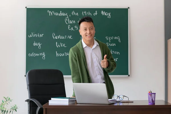 Asian Teacher Conducting English Lesson Online — Stock Photo, Image