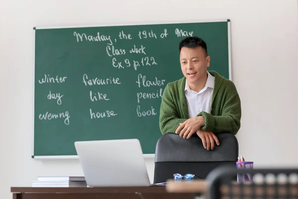 Азійська Вчителька Інтернеті — стокове фото