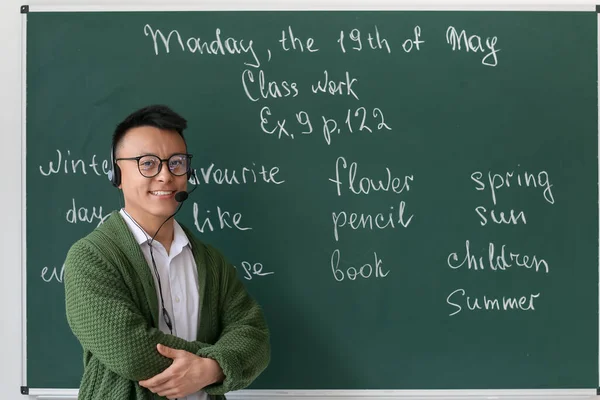 Asian Teacher Conducting English Lesson Online — Stock Photo, Image