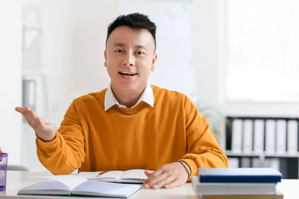 Asian Teacher Conducting Lesson Classroom — Stock Photo, Image