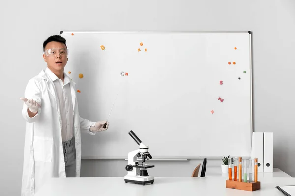Asian Teacher Conducting Chemistry Lesson — Stock Photo, Image