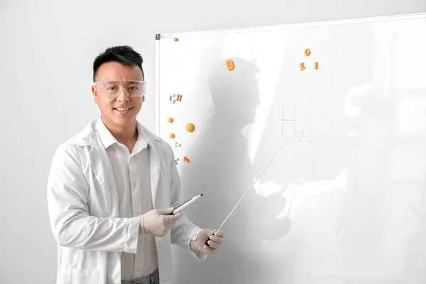 Азіатський Вчитель Проводить Урок Хімії — стокове фото