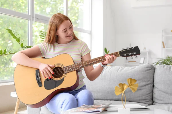 Ung Kvinna Spelar Gitarr Hemma — Stockfoto