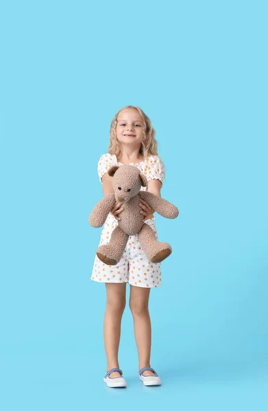 Schattig Klein Meisje Met Speelgoed Beer Kleur Achtergrond — Stockfoto