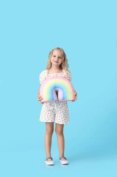Schattig Klein Meisje Met Speelgoed Regenboog Kleur Achtergrond — Stockfoto