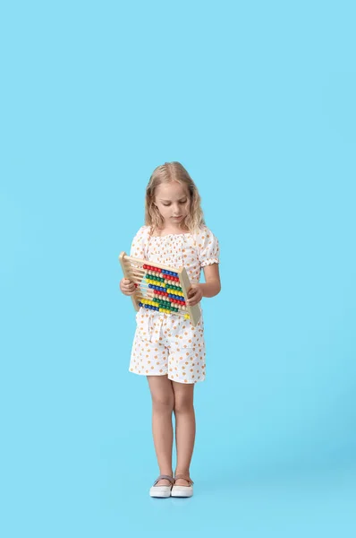 Klein Meisje Met Abacus Kleur Achtergrond — Stockfoto