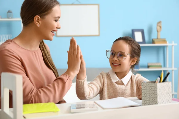 Niña Madre Dan Choca Los Cinco Casa — Foto de Stock