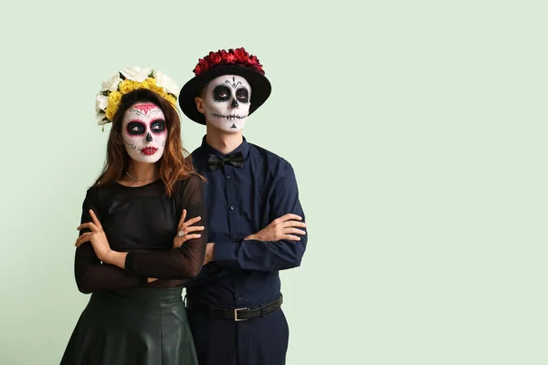 Renkli Arka Planda Yüzleri Boyalı Genç Bir Çift Meksika Ölüler — Stok fotoğraf