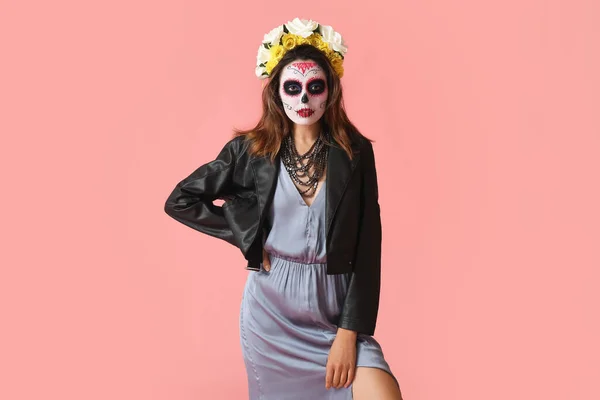 背景色を背景に顔に頭蓋骨を描いた若い女性 メキシコの死者の日のお祝い Dia Muertos — ストック写真