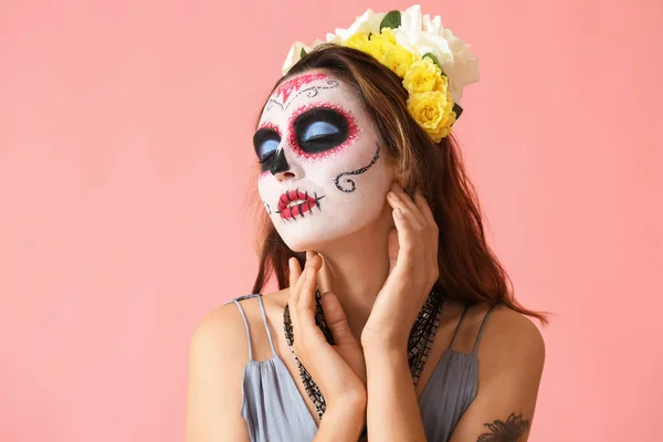 年轻女子的脸蛋上有彩绘的骷髅 衬托着彩色背景 墨西哥阵亡将士纪念日 Dia Muertos — 图库照片