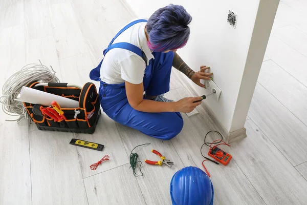 Female Electrician Repairing Socket Room — Stock Photo, Image