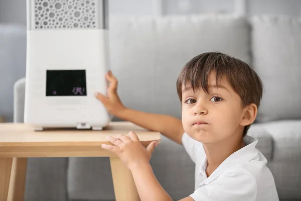 Niño Pequeño Con Humidificador Moderno Casa —  Fotos de Stock