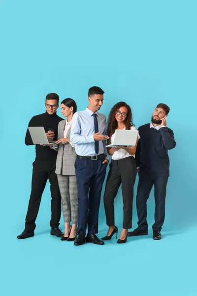 Equipo Jóvenes Empresarios Sobre Fondo Azul — Foto de Stock