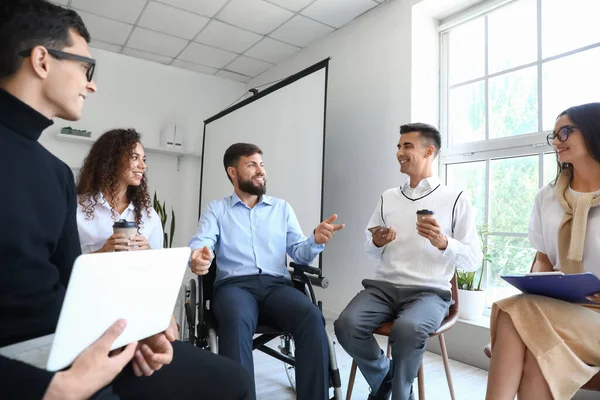 Jóvenes Colegas Negocios Que Reúnen Cargo — Foto de Stock