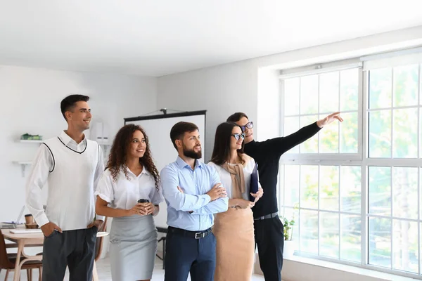 Jóvenes Compañeros Trabajo Cargo — Foto de Stock