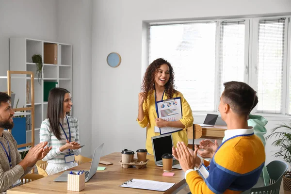 Ofiste sunum sırasında mutlu iş arkadaşları