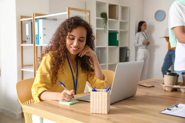 Young African American Woman Working Table Office — Stock Photo, Image