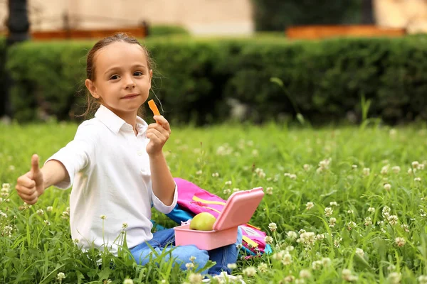 Schattig Klein Meisje Having School Lunch Buiten — Stockfoto