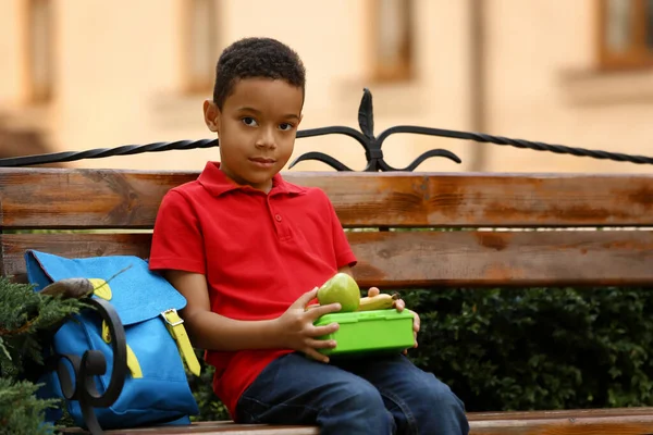 Roztomilý Chlapeček Školním Obědem Venku — Stock fotografie