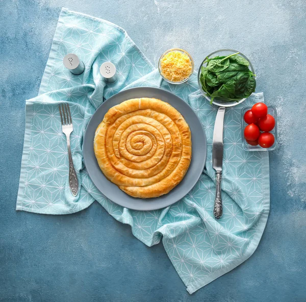 Renkli arkaplanda lezzetli ıspanaklı turta kompozisyonu