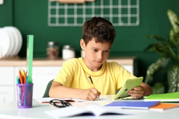 Kleiner Junge Macht Hausaufgaben Zimmer — Stockfoto